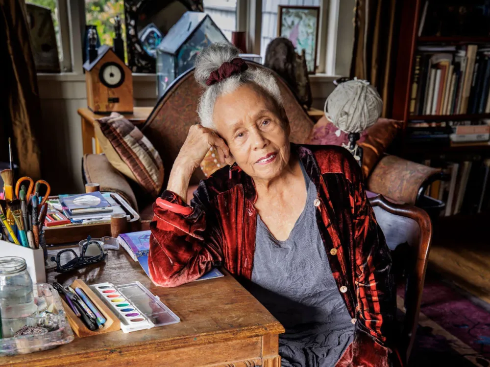 美國非裔藝術家貝蒂·薩爾（Betye Saar，1926-2026）99歲辭世，影響美國黑人藝術運動與民權運動深刻。