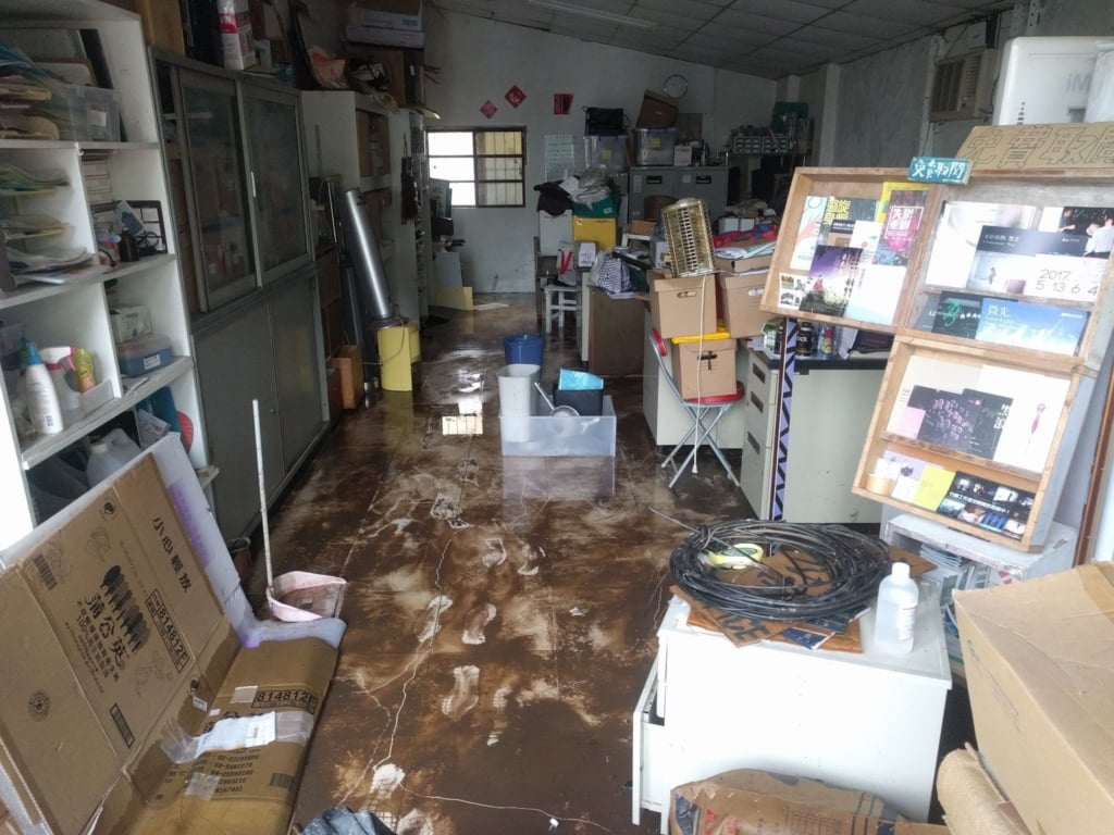 竹圍工作室委託希奇文化，初步將放置在園區多處的各類資料、物件集中，並依照內容進行簡要分類，收整成冊。（竹圍創藝提供）