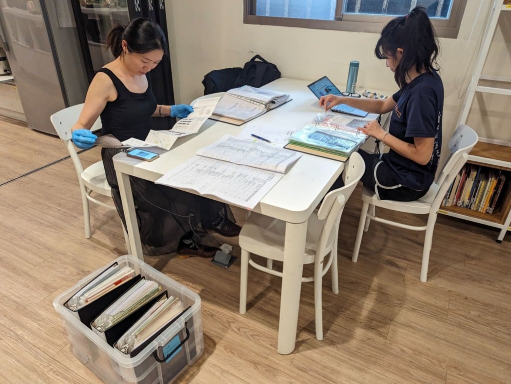 經過與多位核心參與者的訪談，「樹梅坑溪環境藝術行動檔案內容建置計畫」將樹梅坑溪環境藝術行動分為四個時期：前期行動、藝術行動時期、竹圍工作室主導、社區主導等。並以此作為檔案的全宗架構進行初步分類整理。（竹圍創藝提供）