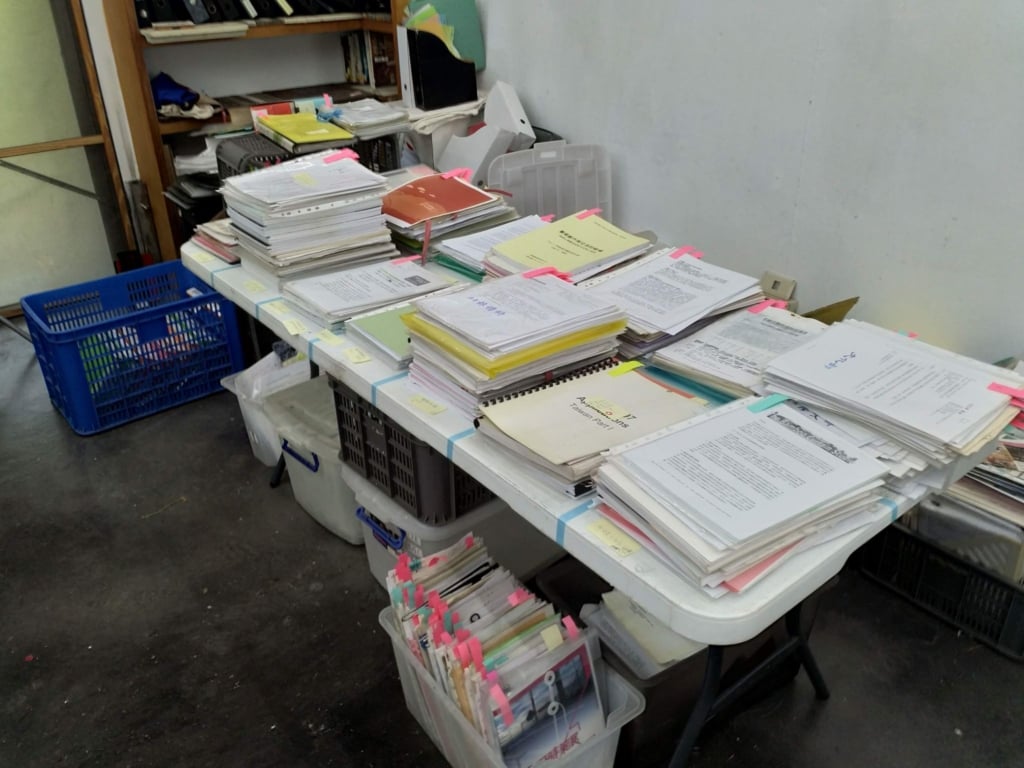 竹圍工作室委託希奇文化，初步將放置在園區多處的各類資料、物件集中，並依照內容進行簡要分類，收整成冊。（竹圍創藝提供）