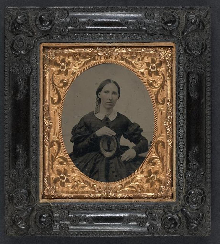 《佩戴喪服胸針並展示無名士兵肖像的女子》(Unidentified Woman Wearing Mourning Brooch and Displaying Framed Image of Unidentified Soldier)。美國國…