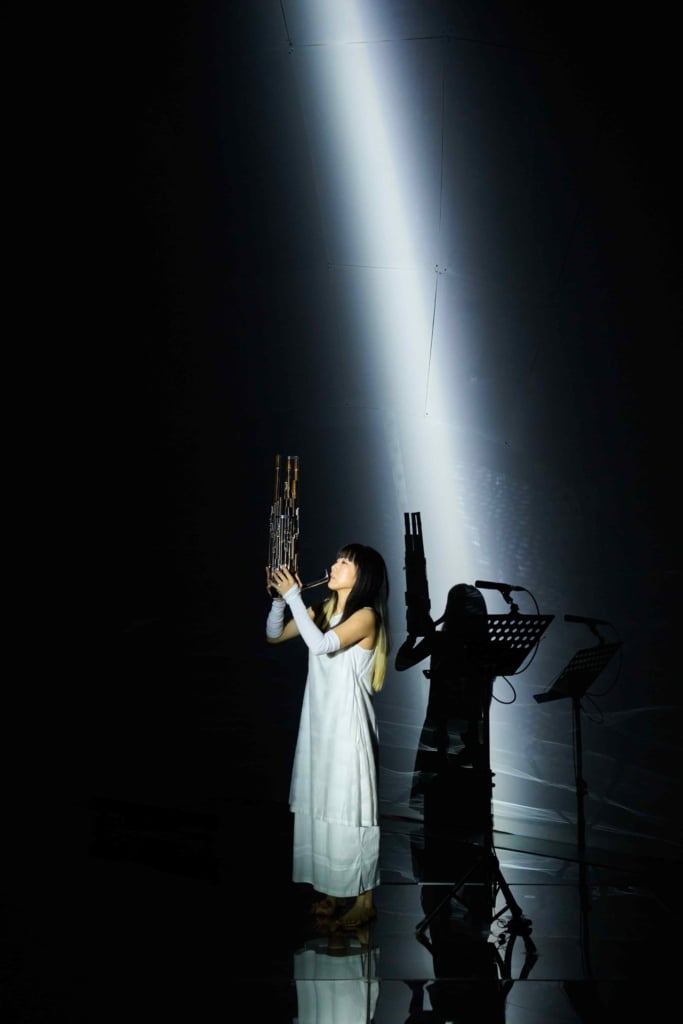 「2026&nbsp;聲徜音樂節：Wandering」中由笙演奏家李俐錦在《穹蒼流變儀》節目中演出《複製體&nbsp;IV》。圖／jc攝影、C-LAB提供