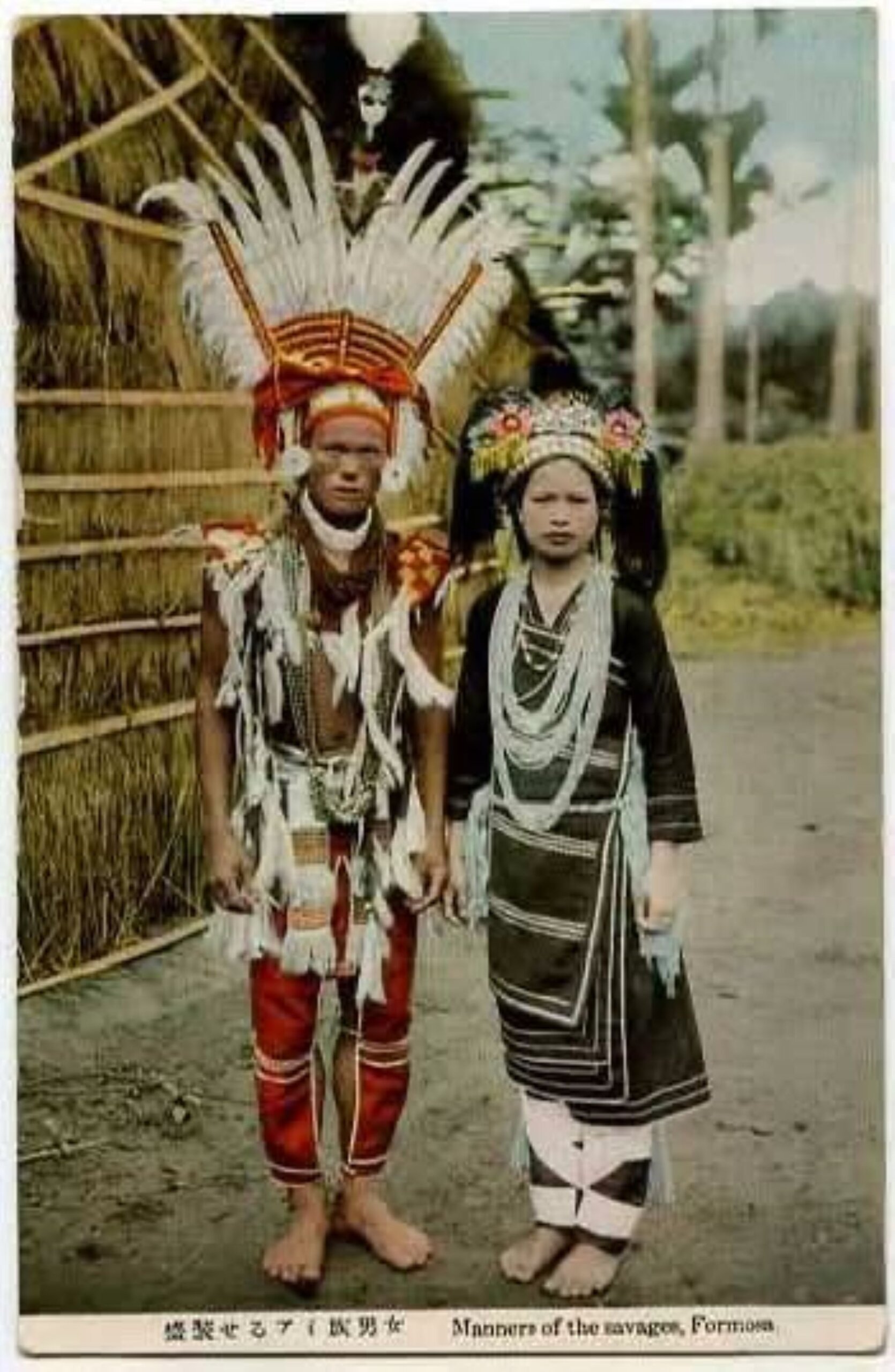 早期南勢阿美女子服裝為黑色,但是因為觀光化之後大量被鮮豔紅色取代,部落意識復興後逐漸有些復原。(圖片來源:蕭文杰提供,原圖取自網路)