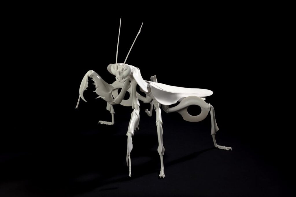 堀貴春，電驅螳螂，2025，瓷土，58×50×43cm，日本。（新北市立鶯歌陶瓷博物館提供）