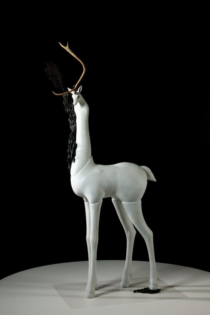 盧宇，歧異獸-雙影4，2025，陶瓷、海樹、鹿角，90×60×200cm，臺灣。（新北市立鶯歌陶瓷博物館提供）