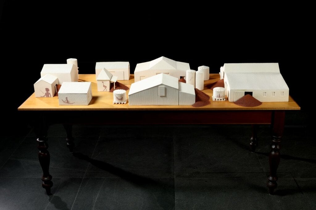 Gudrun Klix，On The Table，2008，中高溫陶土、砂、殖民時期木桌，192×84×94cm，澳洲。（新北市立鶯歌陶瓷博物館提供）