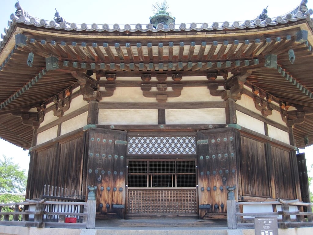 日本國寶 日本奈良法隆寺夢殿，始建於8世紀，內藏有日本天平時期〈救世觀音〉。圖取自Wiki Commons ⓒNekosuki。