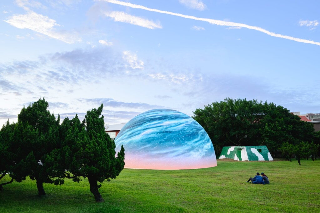 C-LAB 未來視覺實驗室與蔡奇宏合作的《晴穹：晴空下的破曉旭日》，則重新轉化穹頂劇場（DOME）外觀，使文化科技實驗場域成為晴空季期間的重要視覺地標。（圖片提供：文化部）