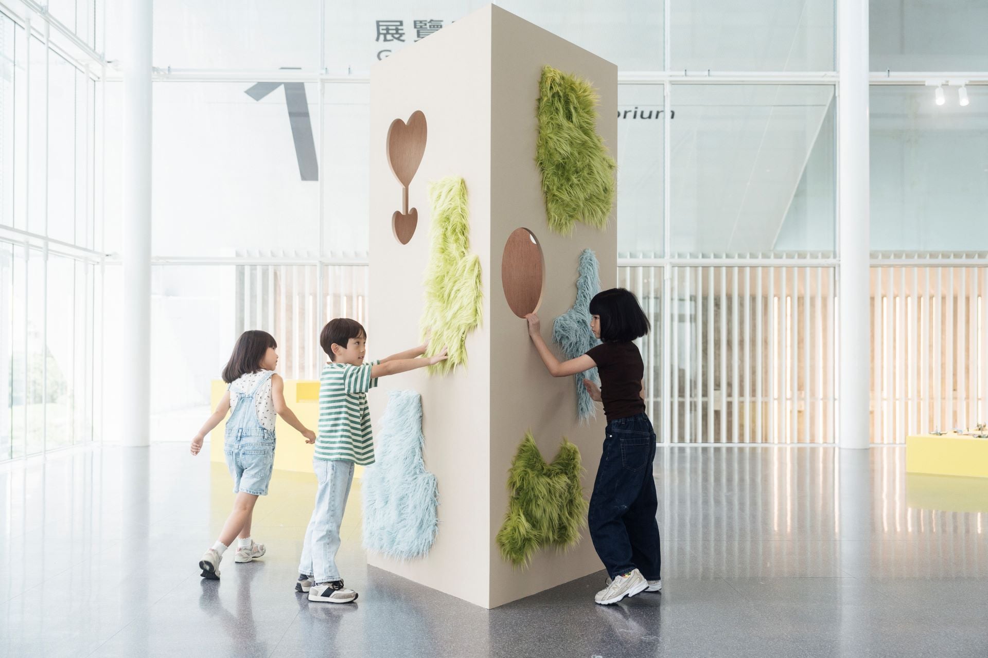 桃園市兒童美術館「一樣不一樣」兒童藝術特展,透過展覽作品及陪伴者引導,在遊玩體驗中建立對於「差異」的認知。透島影業拍攝,桃園市立美術館提供。