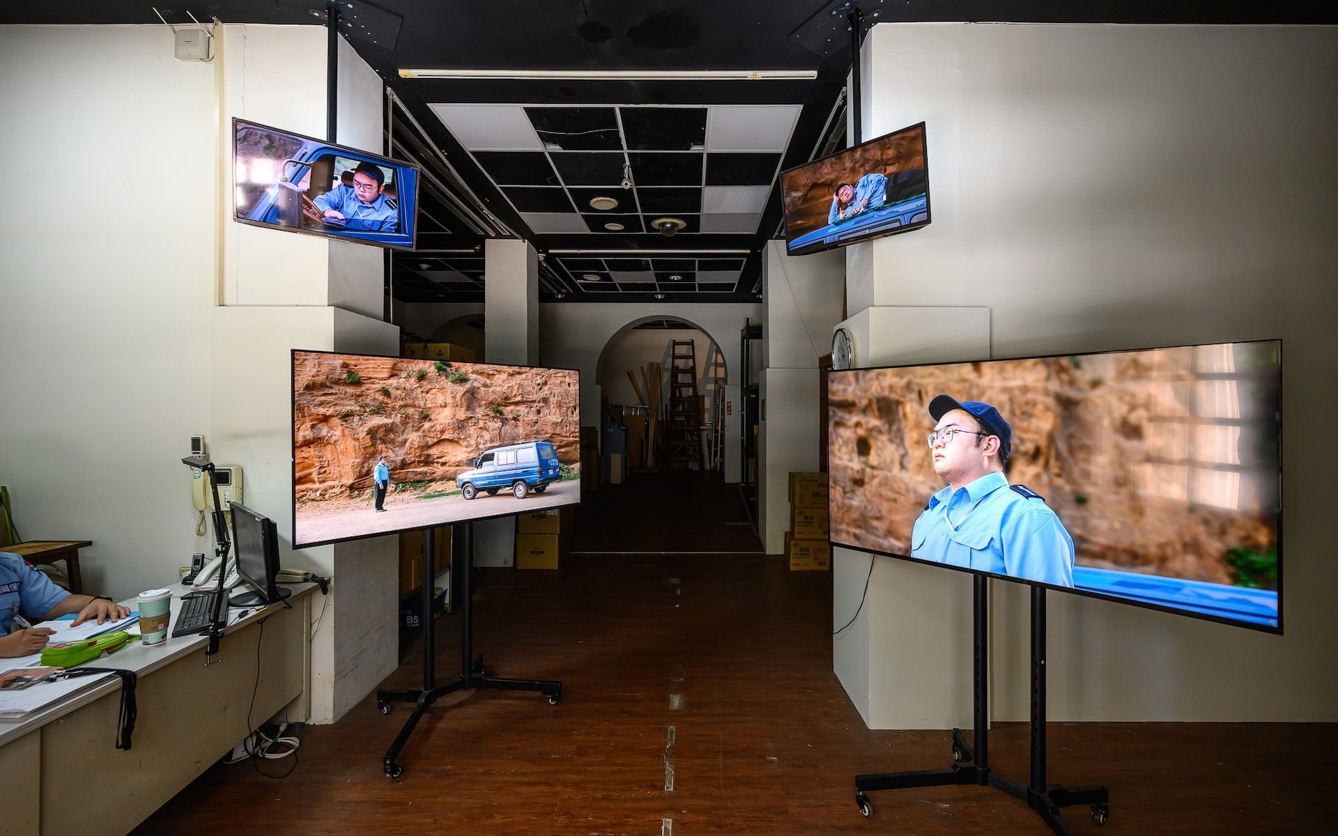 李奧森的作品《美術館警衛》。（攝影／ANPIS FOTO 王世邦，台北當代藝術館提供）