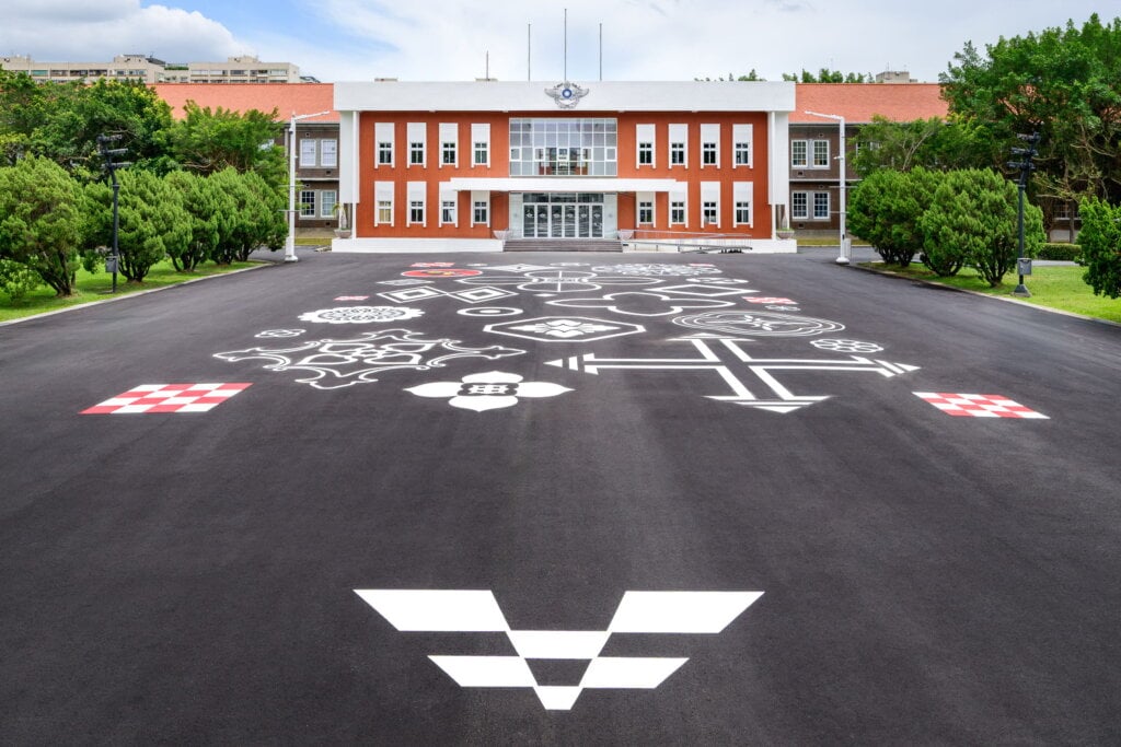 陳怡潔藝術工作室《不要急，你做得很好》則以戰情大樓前廣場為畫布，將土地從沈默的存在轉化為發聲主體，以「轉化」與「巨現」手法，將老宅壓花玻璃、花磚等民間紋樣。（圖片提供：文化部）