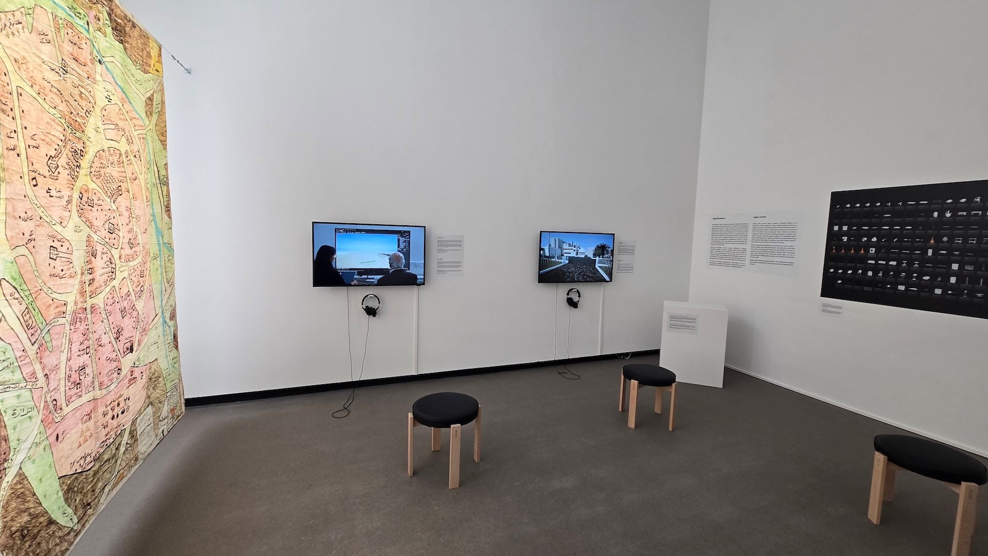 獨立藝術空間「郵局」（Post）展場一景，圖為「法醫建築」（Forensic Architecture）的展間。（攝影／高森信男）