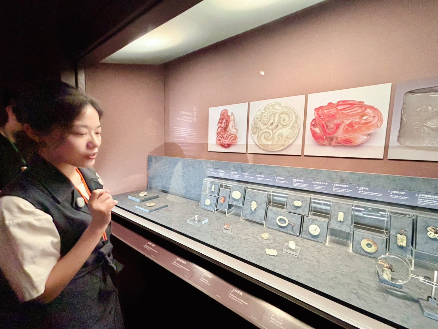 「匯流1950：新入藏文物風華」策展人故宮器物處助理研究員鍾雅薰導覽現場。攝影／曾令愉