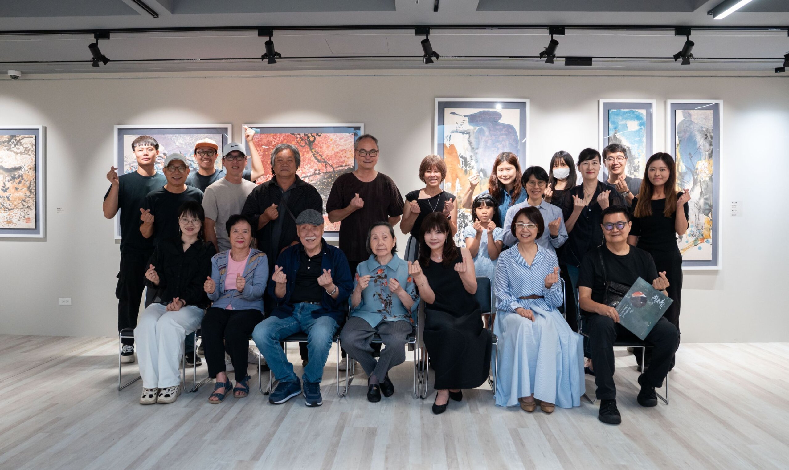 「墨韻彩章——趙占鰲藝術回顧展」開幕式，趙占鰲夫人程柳玲（前排坐者中央）、女兒趙蘊慈（夫人左側身旁著黑衣者），與親友貴賓們合影。攝影／張國維。