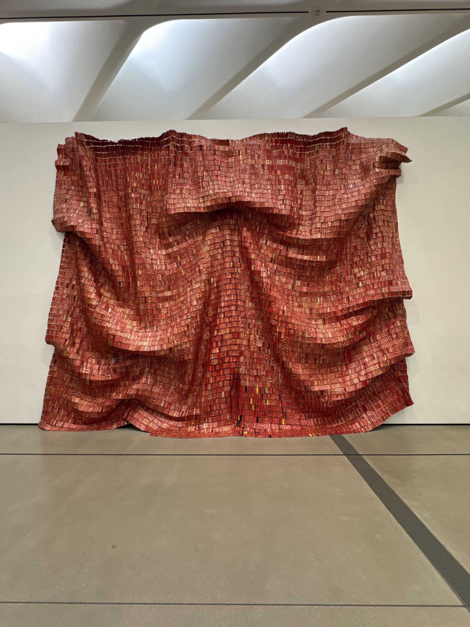 艾爾．安納祖（El Anatsui）2010年作品《Red Block》於洛杉磯The Broad美術館展出一景。（攝影／李京樺）