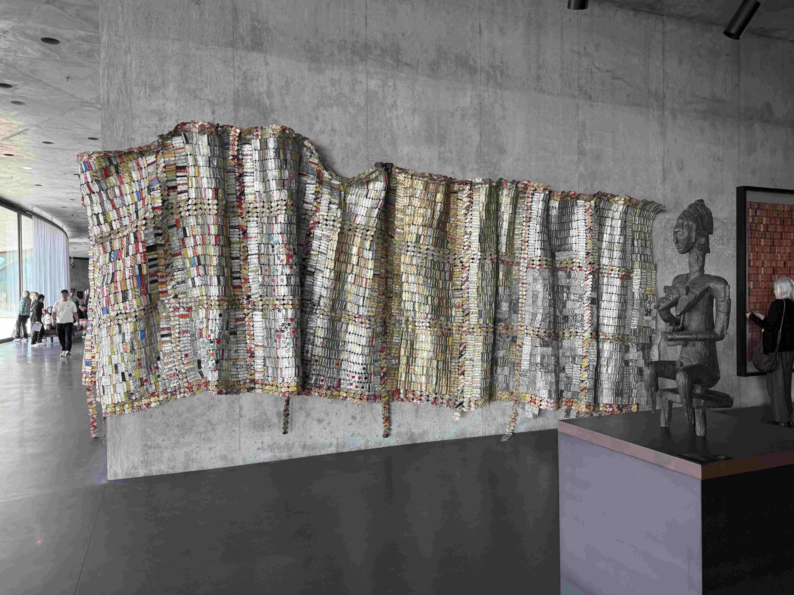 艾爾．安納祖（El Anatsui）2007年作品《Fading Scroll》於洛杉磯郡立美術館（LACMA）展出一景。（攝影／李京樺）