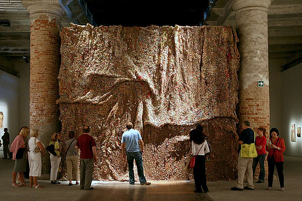 艾爾．安納祖（El Anatsui），《Dusasa II》（2007）。（© Photos: Haupt & Binder, Universes in Universe）