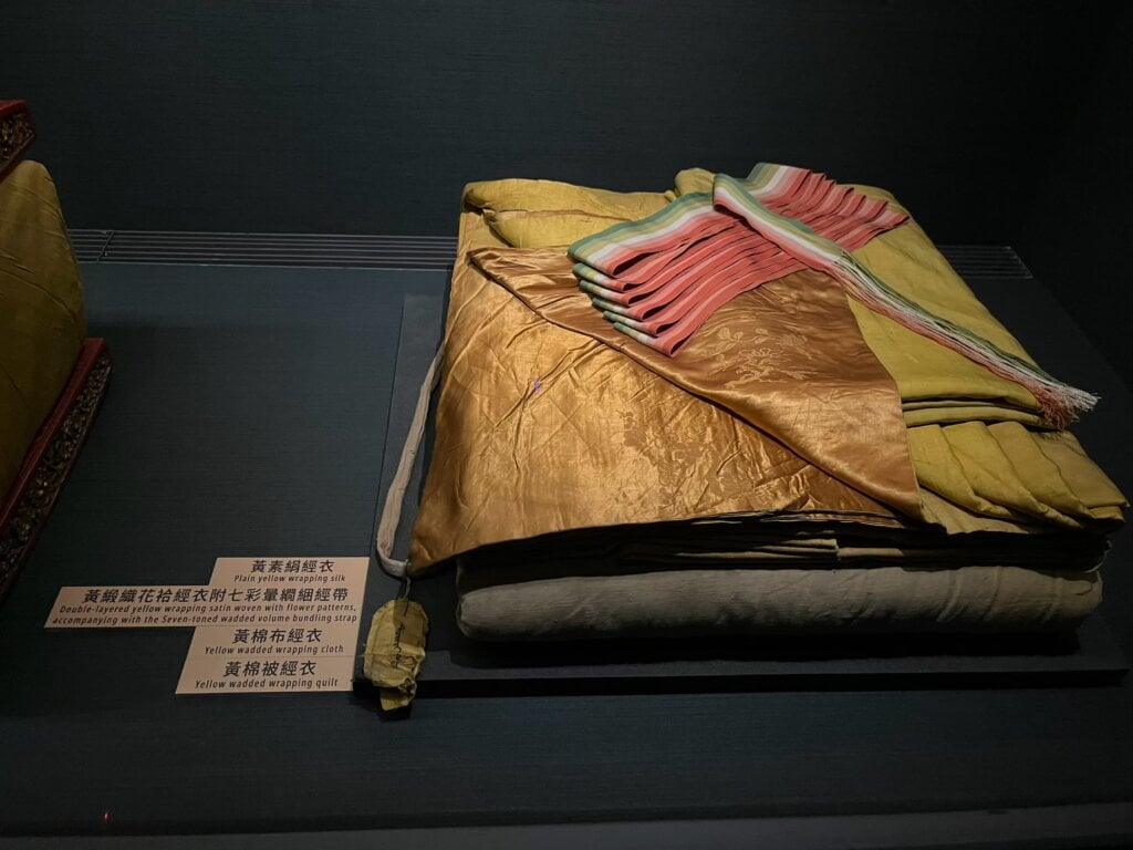 「《龍藏經》：皇權・信仰・藝術的盛世交響」中展示《龍藏經》的經衣。攝影／李思潔。