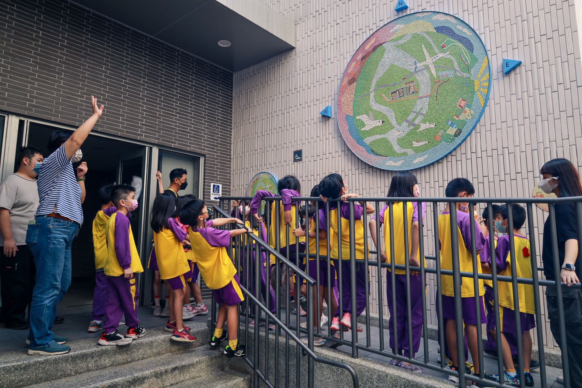 第10屆公共藝術獎的藝術策劃獎：新北市三重區光榮國民小學「老舊校舍整建統包工程」公共藝術設置計畫《看見好時「光」－穿梭校園的奇藝遊廊》。（文化部提供）