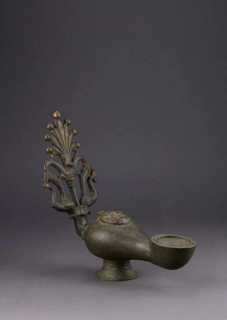 圖2 6至7世紀〈青銅燈〉。圖／韓國國立中央博物館。© Fine Arts Department, Ministry of Culture, the Royal Kingdom of Thailand