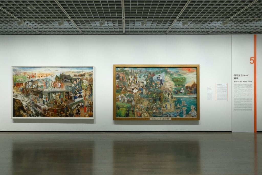 圖5 「典藏專題展 開啟記錄 編織記憶」展（東京國立近代美術館，2025年7月15日－10月26日）展場實景。女流美術家奉公隊，《大東亞戰皇國婦女皆働之圖》，1944年。（左）〈秋冬之部〉（靖國神社藏）（右）〈春夏之部〉（筥崎宮藏）。攝影／…
