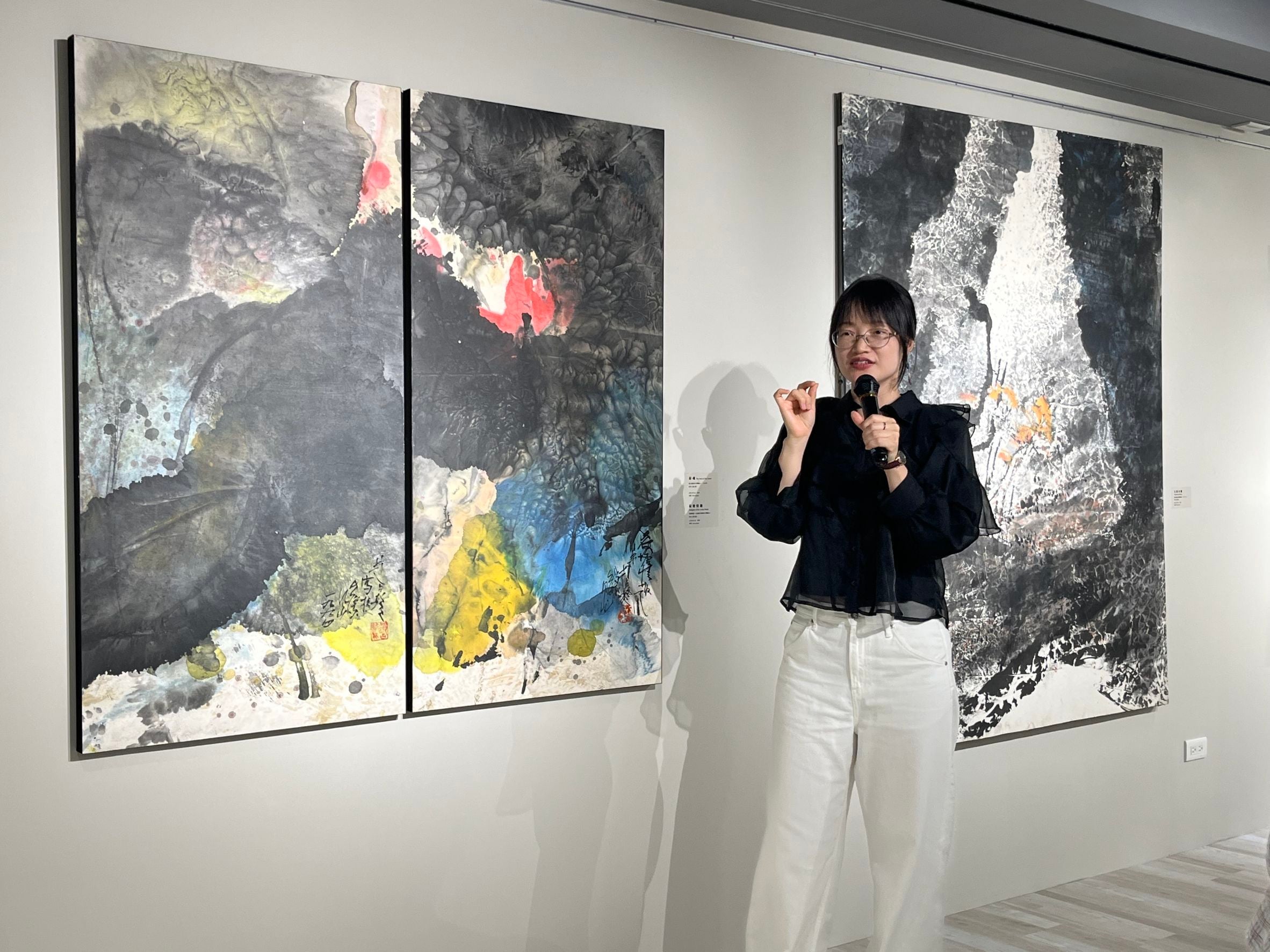 「墨韻彩章——趙占鰲藝術回顧展」策展人陳耀姬導覽現場。（右）趙占鰲2002年作《月夜》，紙本水墨，88×92公分。（中）趙占鰲《荷塘情趣》，紙本水墨，133×67公分。（左）趙占鰲1994年作《荷魂》，紙本水墨，135×67公分。攝影／藍玉…