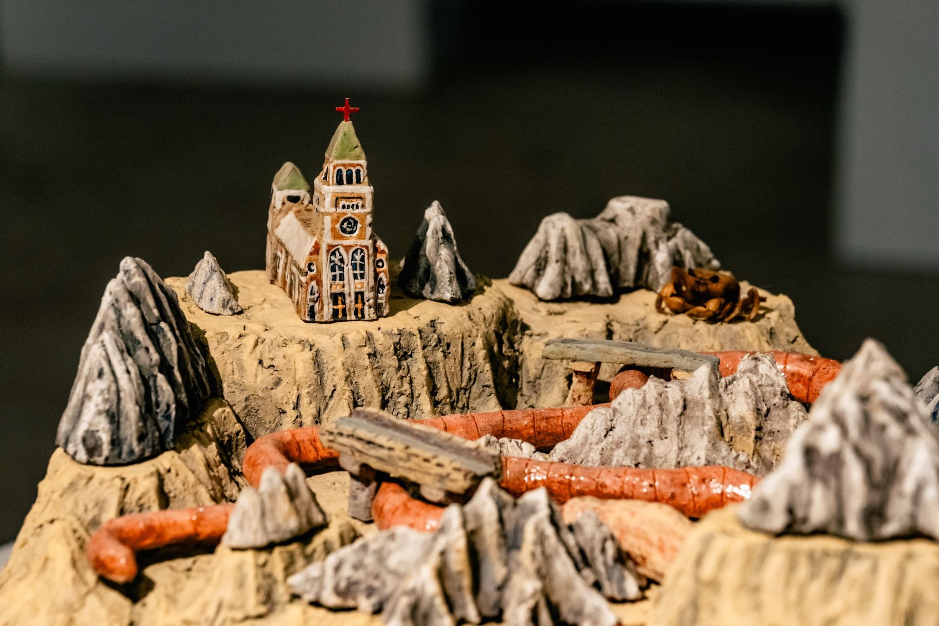 「左鎮展區」，吳其錚的《靈感路》，左鎮野土（1100度）、現成物，數件組件作品，2026。（臺南市政府文化局提供）
