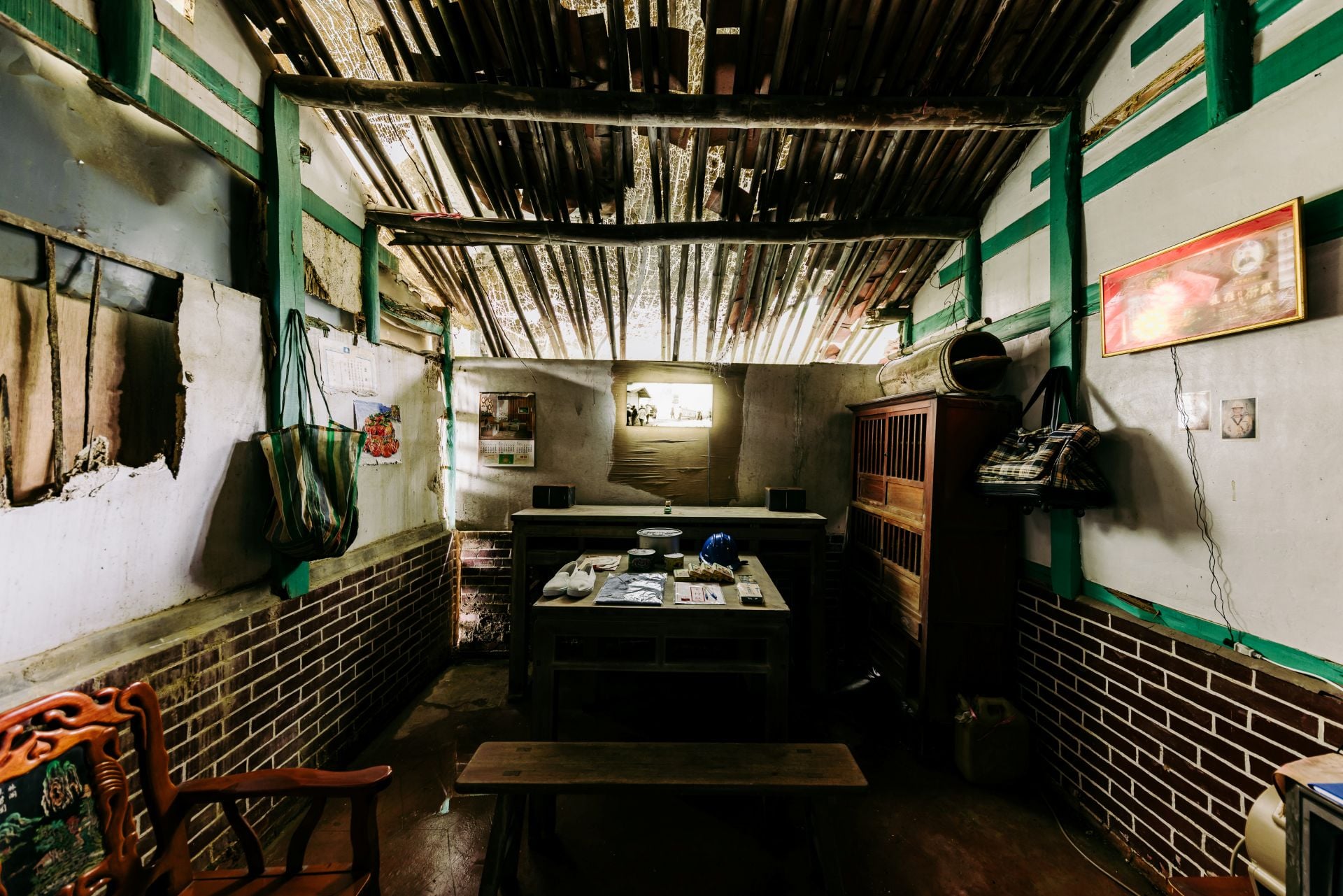 「六甲匏仔寮展區」，施合峰x陳明君的《微光的所在：大丘遺事》，舊式手電筒、蜂箱、賽璐珞片、 燈箱裝置、採集物件、聲音裝置，依場地而定，2026。（臺南市政府文化局提供）
