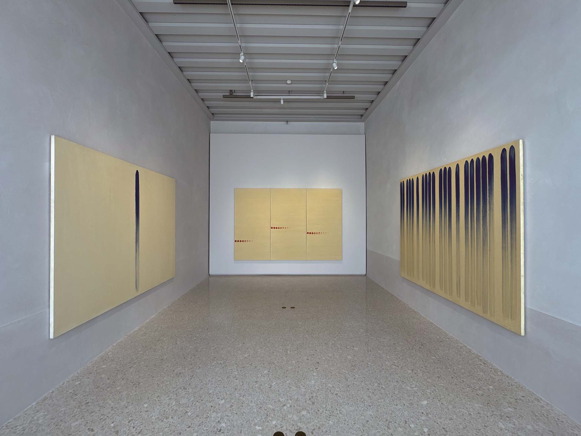 2026年威尼斯雙年展期間，由迪亞藝術基金會策劃於聖馬可藝術中心展出的「李禹煥（Lee Ufan）」展場一隅。（攝影／李京樺）