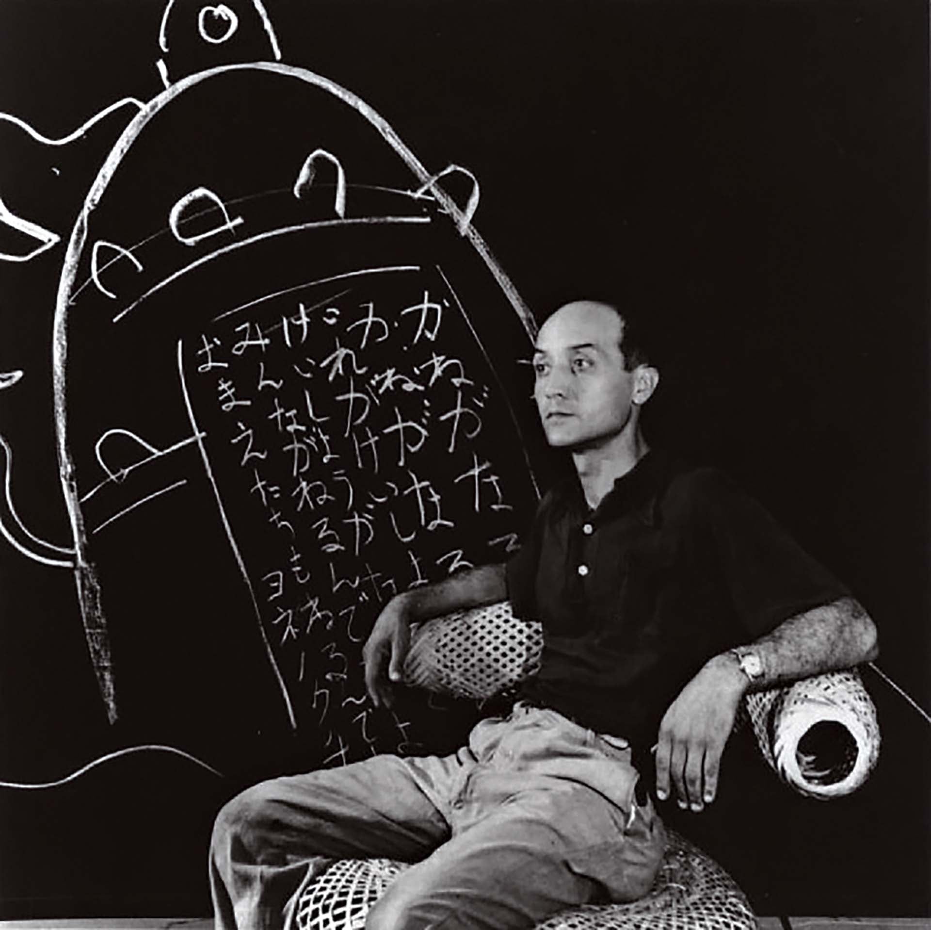 1950年8月，野口勇於東京三越百貨公司舉辦的展覽中與其作品留影。（Public Domain）
