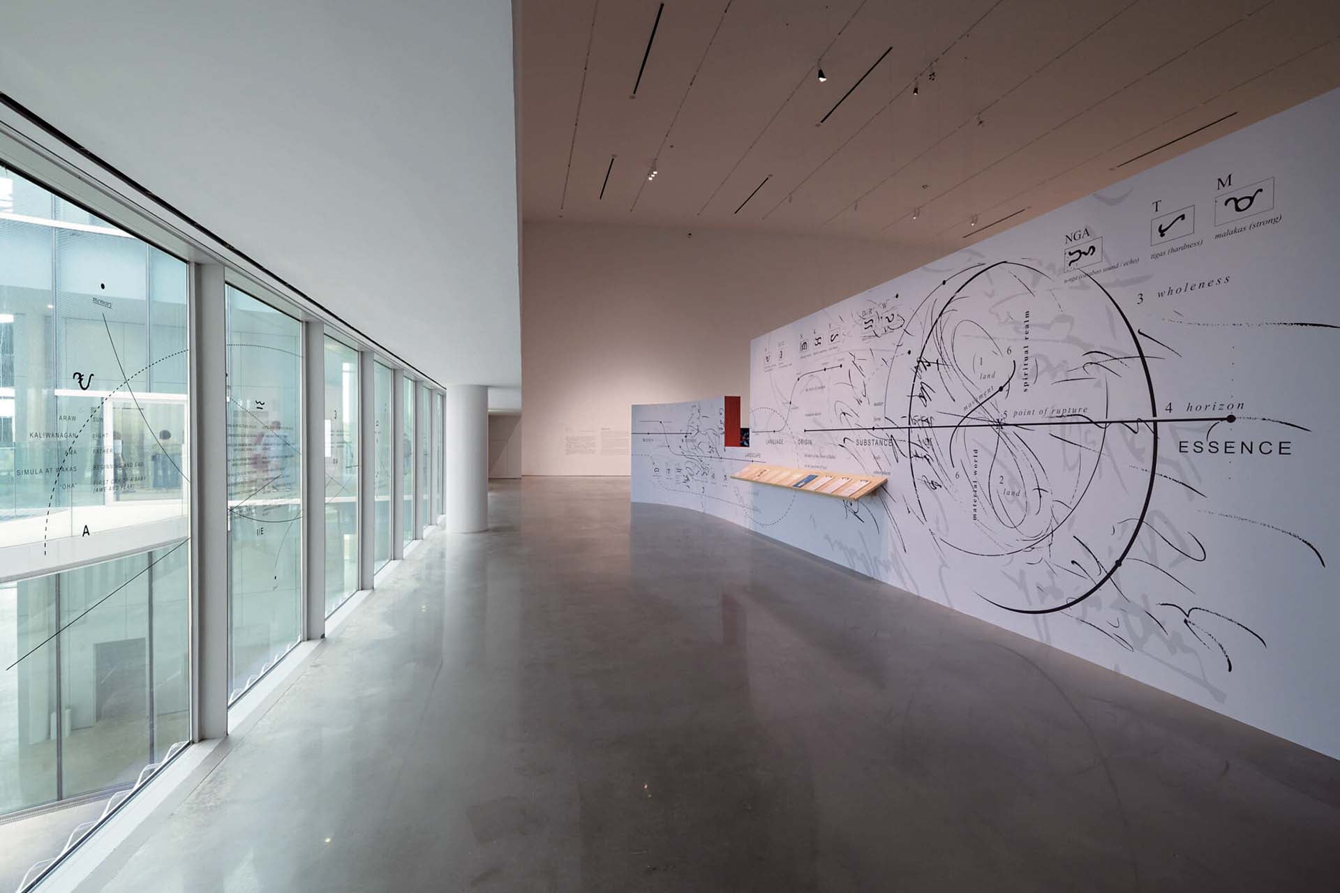臺中市立美術館 「熱暑人—熱／暑的文化與當代藝術」展場一隅。（攝影／卓杜信XhinMania，圖／臺中市立美術館）