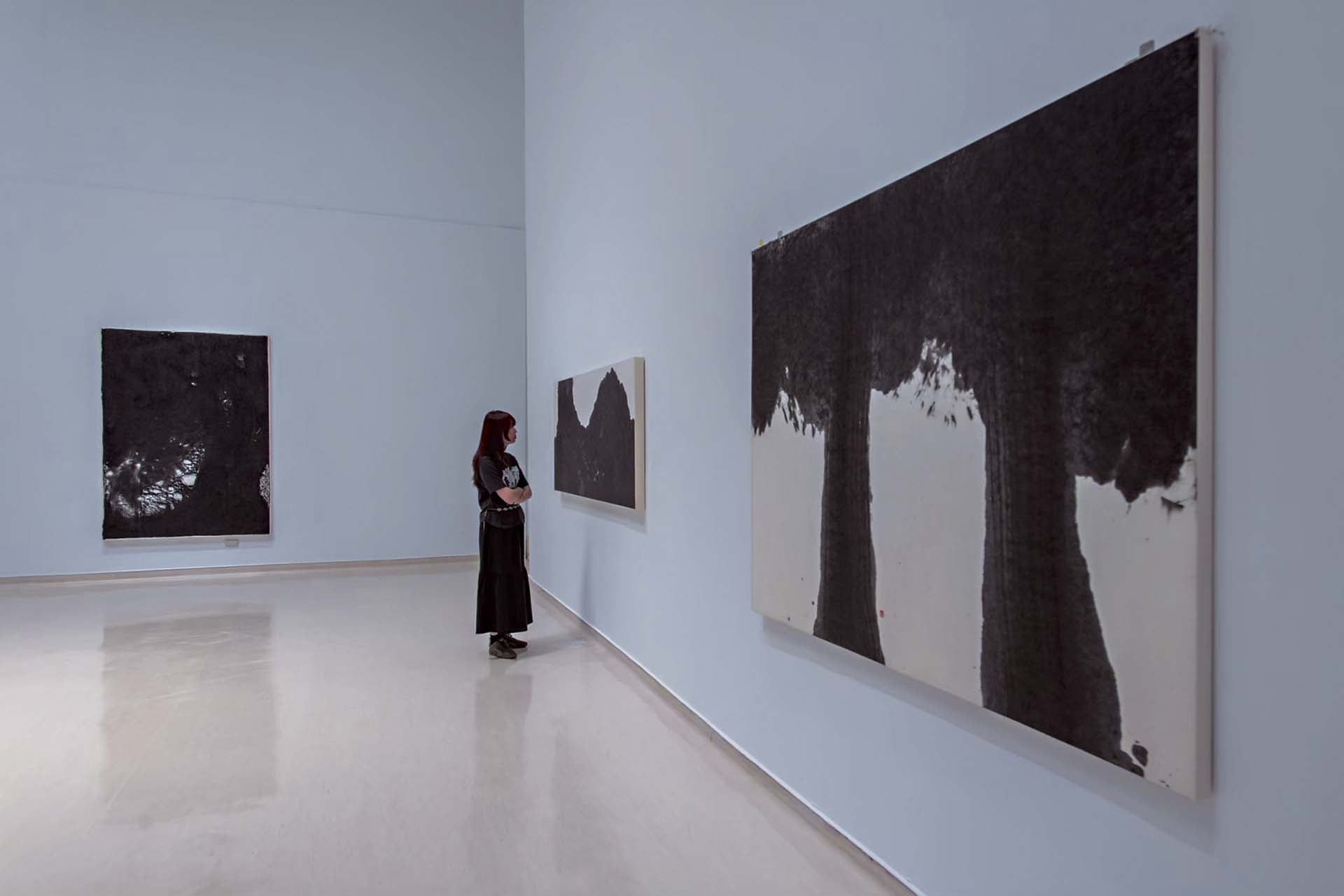 高雄市立美術館「和光同塵：李安成」展場一隅。（圖／高雄市立美術館）