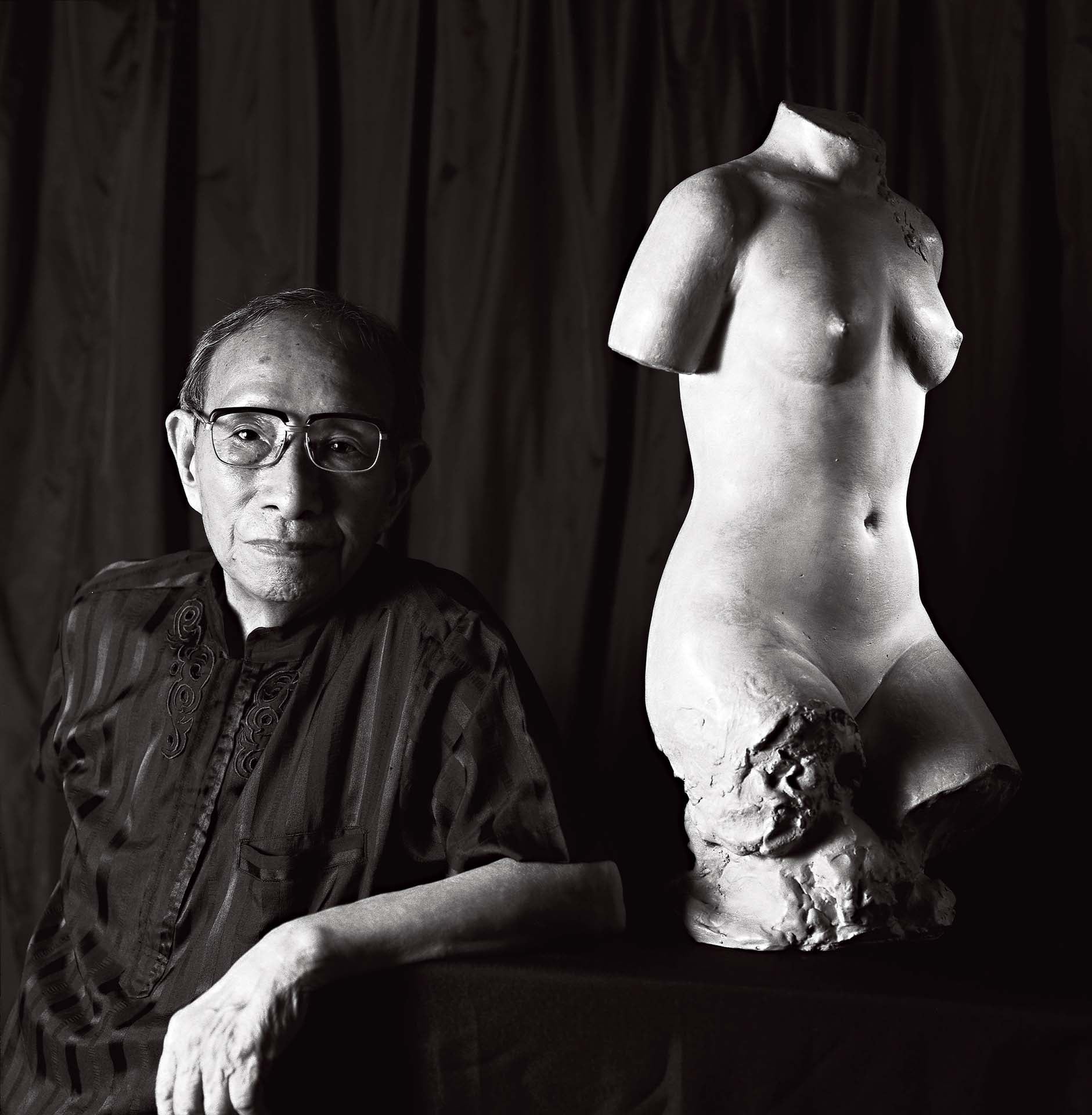 王水河80歲時為大墩文化中心個展所攝照片，2004。（攝影／曾敏雄）