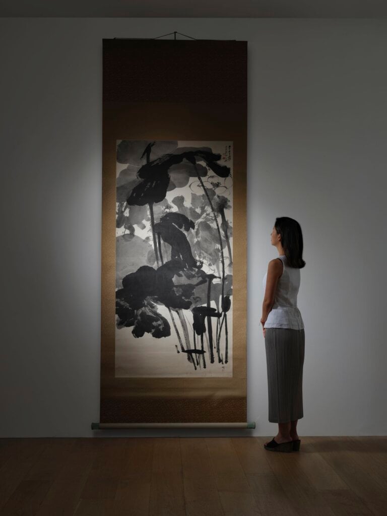 張大千1962年作《墨荷》,水墨紙本,178×88公分,估價500萬至800萬港元。圖/香港邦瀚斯。