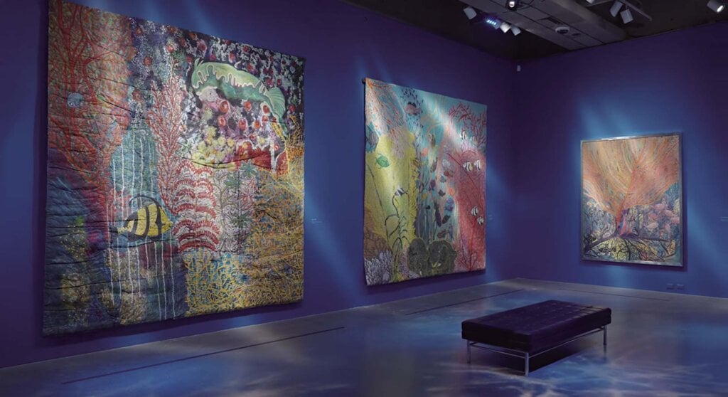 「水下荒野」系列於安大略畫廊展出現場。(圖片取自Art Gallery of Ontario Youtube頻道)