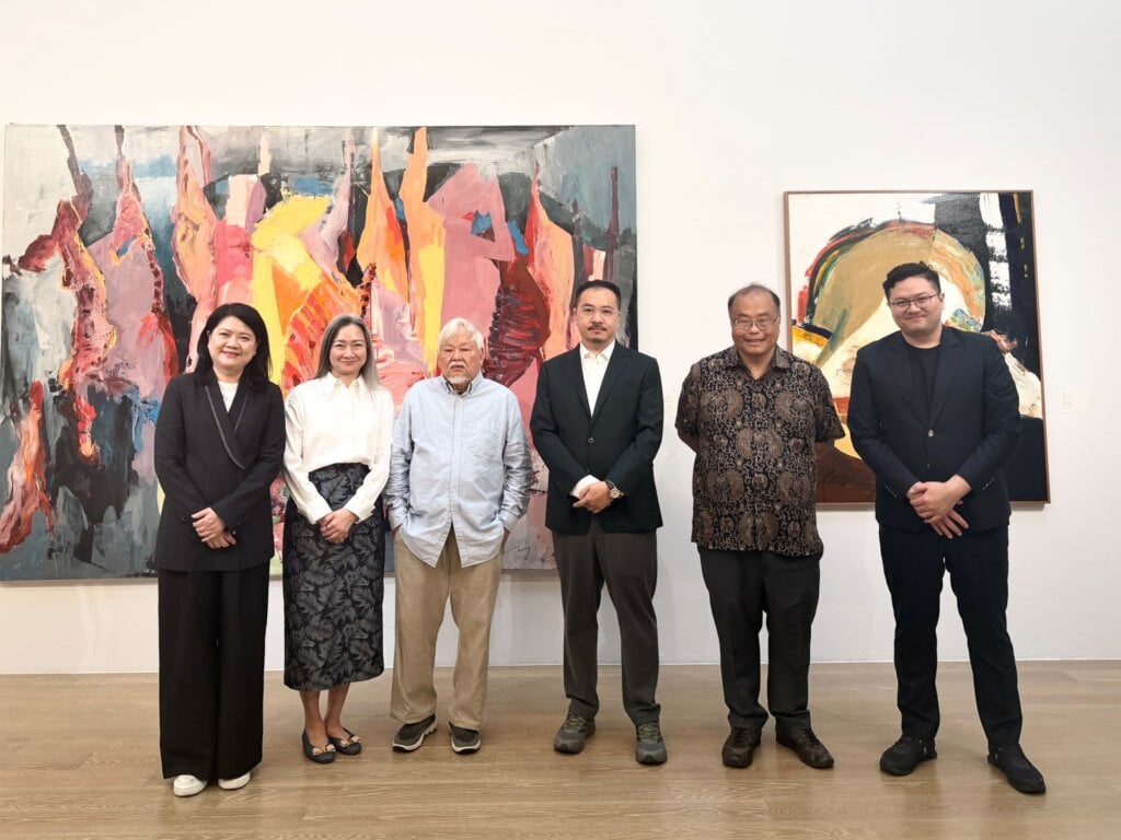 「鏡之海峽」開幕現場合照，左起：尊彩藝術中心負責人陳菁螢、新加坡藏家許嘉文（Audrey Koh）、新加坡藝術家王瑾（Wong Keen）、策展人高森信男、新加坡 artcommune gallery創辦人何劭斌（Ho Sou Ping）、…