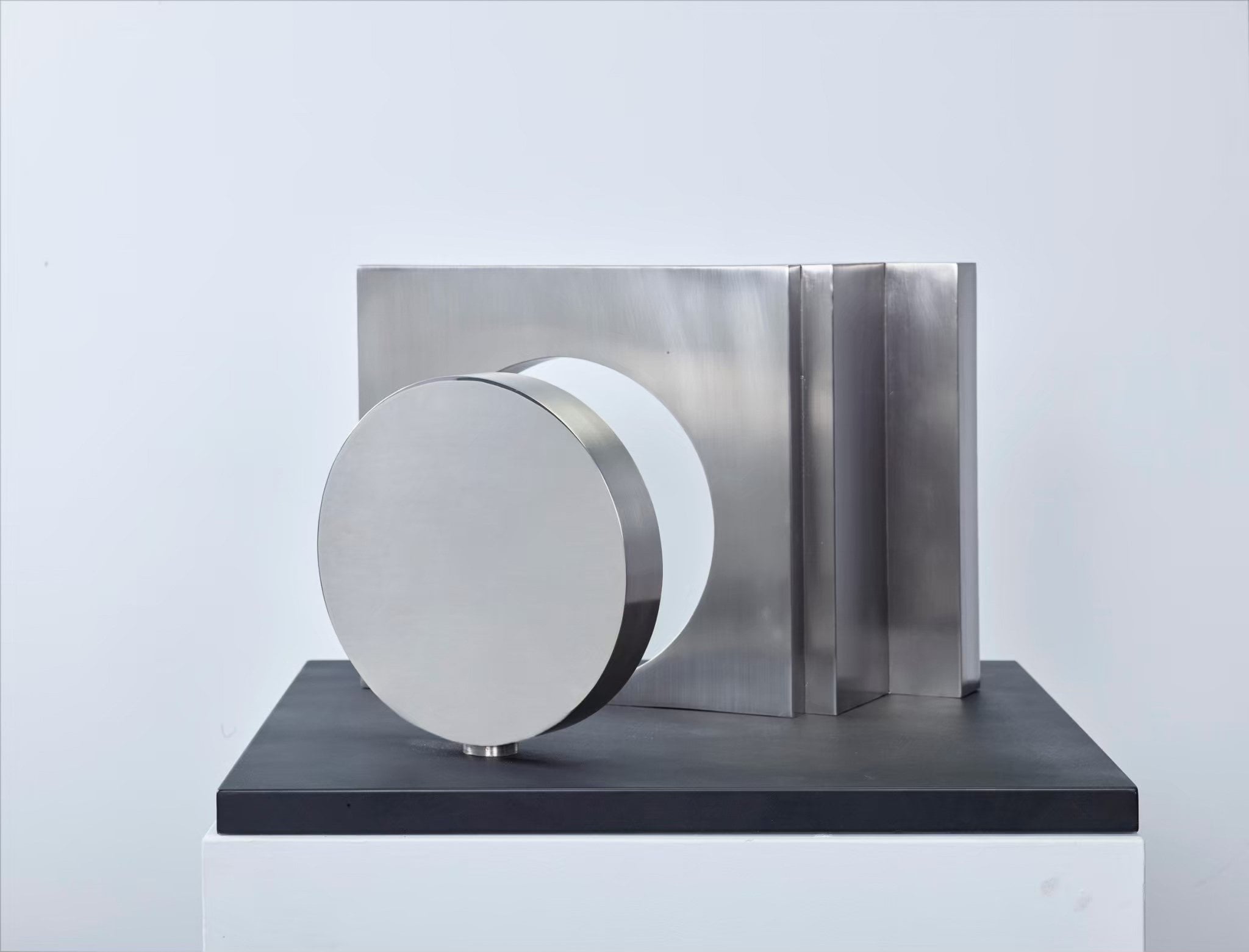 楊英風，《東西門》，不鏽鋼，45×71×71 cm，ed. 16/20，1973。（尊彩藝術中心提供）