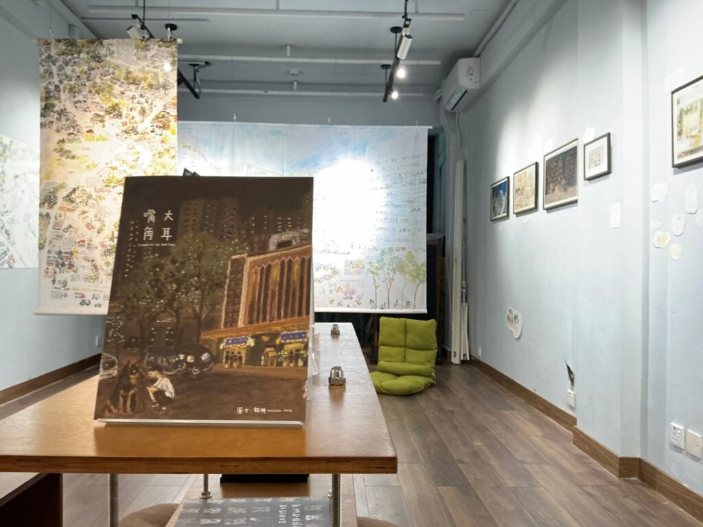 相｜《大耳嘴角的城市》：貓珊的手繪地圖與繪本世界 展覽現場。整個故事是以「大角咀」社區為背景，書名的編排有了暗示，街坊與小狗真有其人/犬，現場有好多沒有收在書中的珍貴手繪地景。