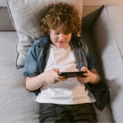 電子產品到底能不能帶到學校?《男孩需要明確的指令》