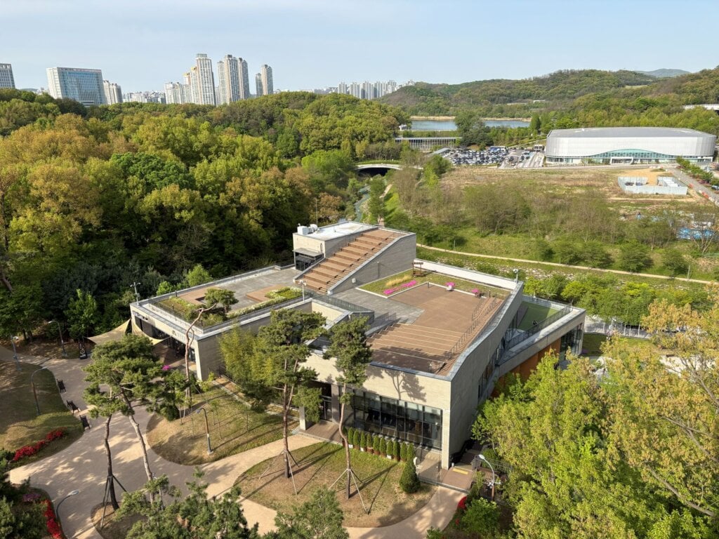 從光教湖眺望台上看光教綠林圖書館，小木屋應該在樹林中