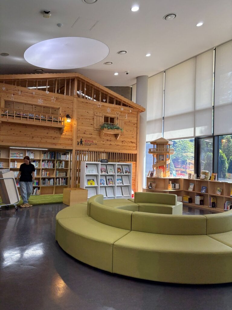 光教綠林圖書館兒童室中的樹屋閣樓