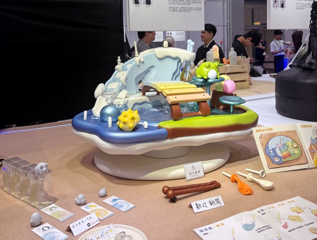 《與語探險島（YUYU Island）》展場實拍，設計師：劉貽佳、姚亭聿。作品以吹氣互動與探索式平台，支持語言發展遲緩兒童進行口腔與呼吸控制練習。圖片來源：林宇儂拍攝。