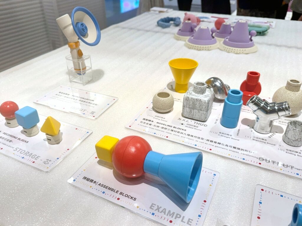 《Tinker Tones｜聲音積木小工坊》展場實拍。作品透過錄音器與造型積木，支持孩子收集、組合並重新理解日常聲音。圖片來源：林宇儂拍攝。