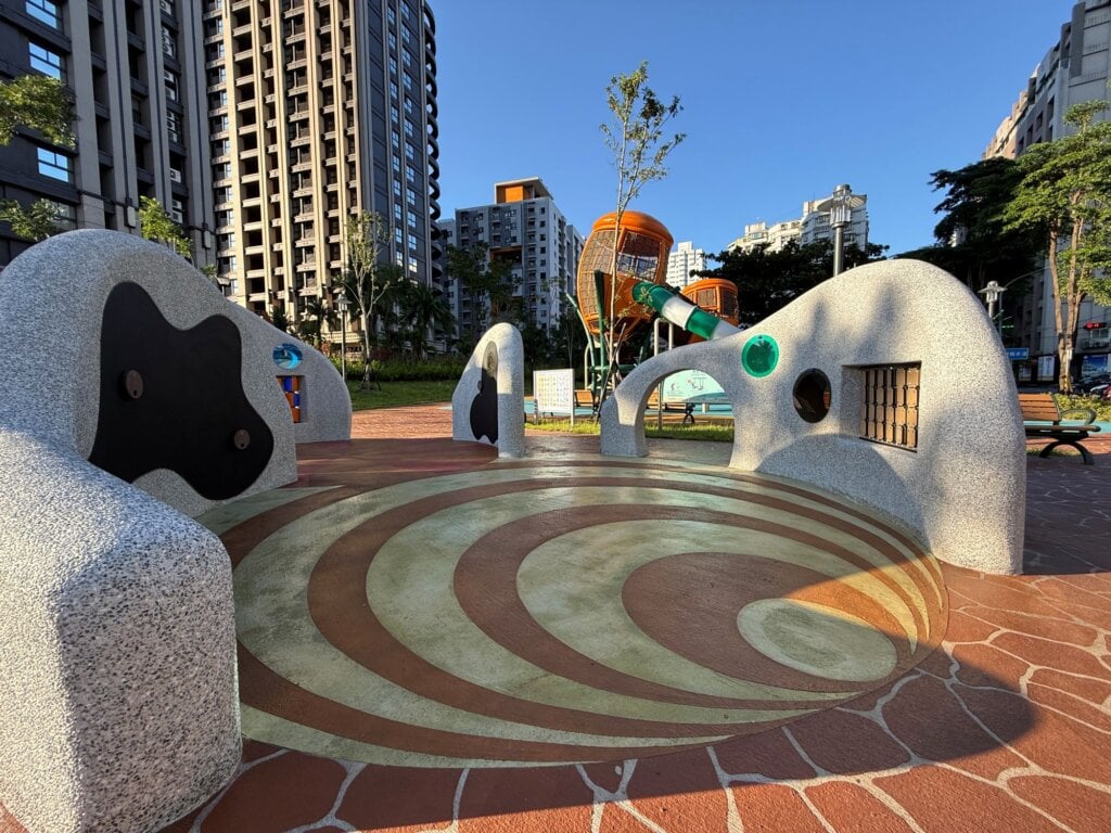 新工處將閒置空地重新打造為全齡休憩空間,土城公十七公園以「森林橡實」為主題,遊戲、運動、散步一次滿足。