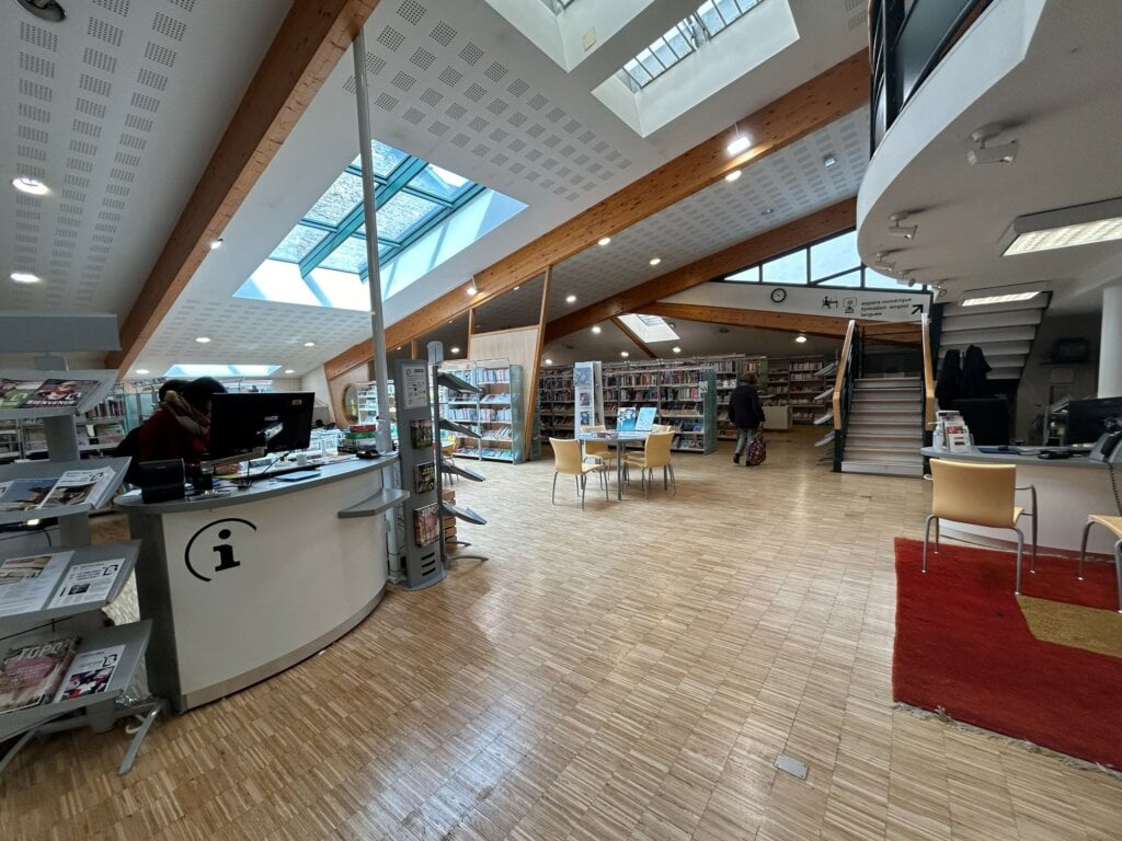 登上二樓後,這才正式進入圖書館館藏與閱讀區。