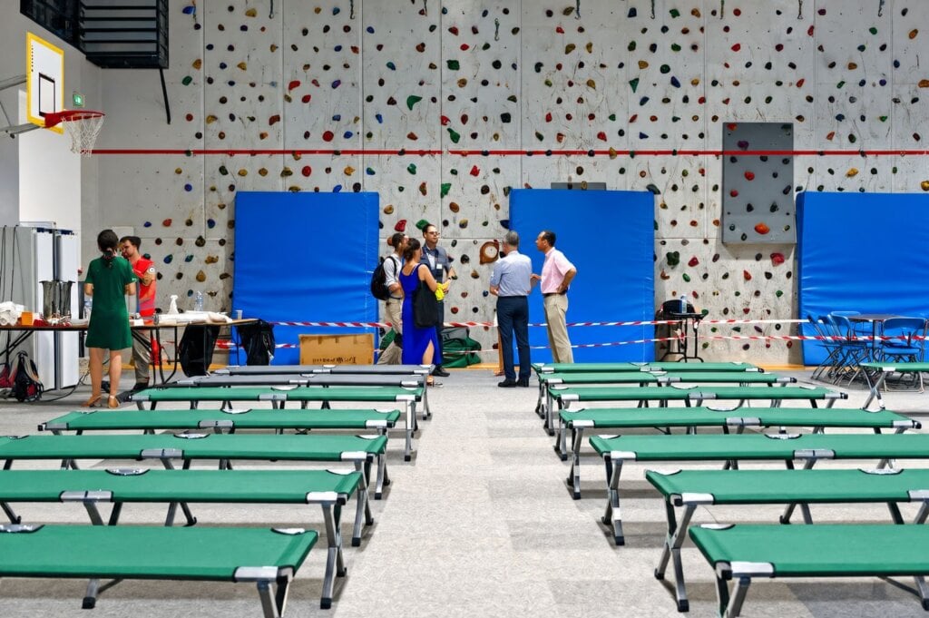 和圖書館共用同一建築的Enghien體育館,熱浪來襲時轉為緊急避暑中心。照片來源:https://tribunedelyon.fr/societe/canicule-un-gymnase-requisitionne-pour-les-san…