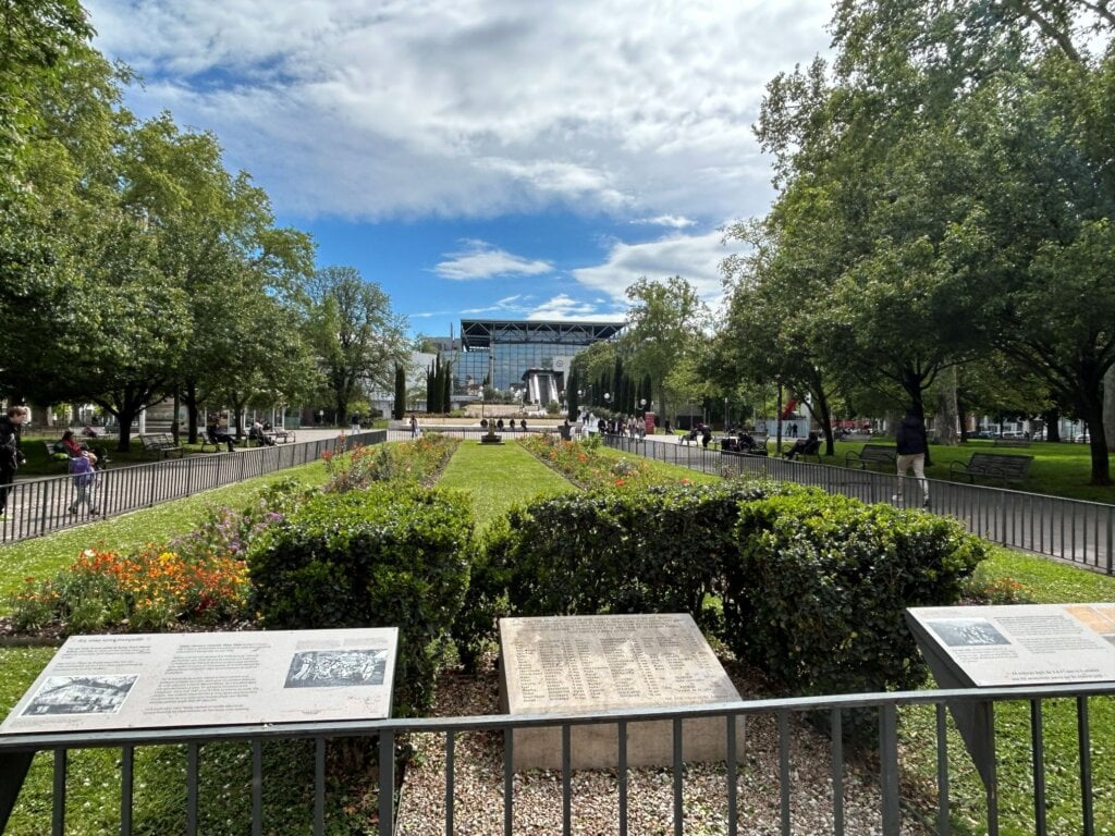 圖書館旁即是卡諾廣場,廣場另一頭可看見佩夏火車站。