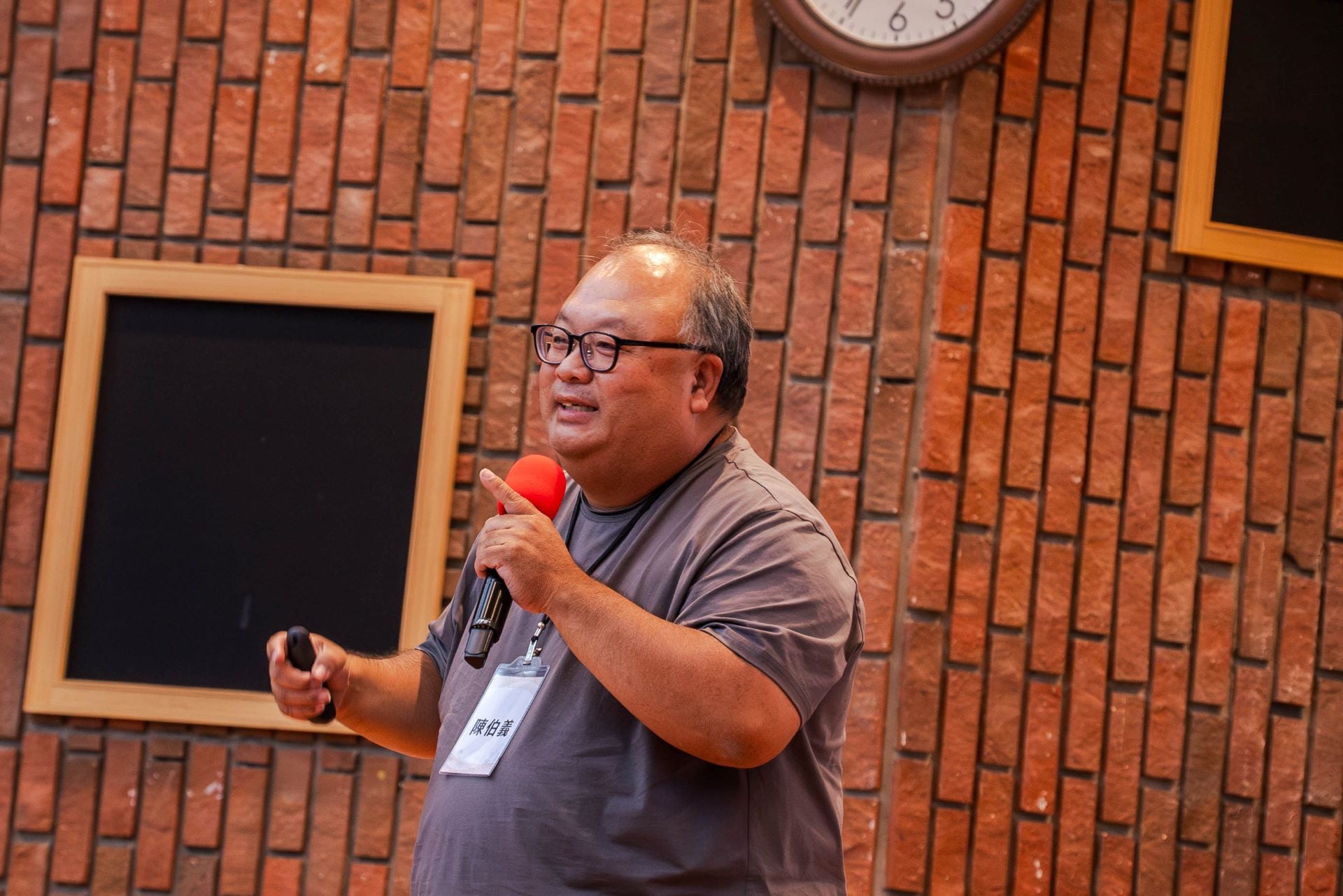 高雄師範大學跨領域藝術研究所兼任助理教授陳伯義指出,中油應讓居民與基層勞工能用自己的創作說自己的故事。(©杜象藝術有限公司)