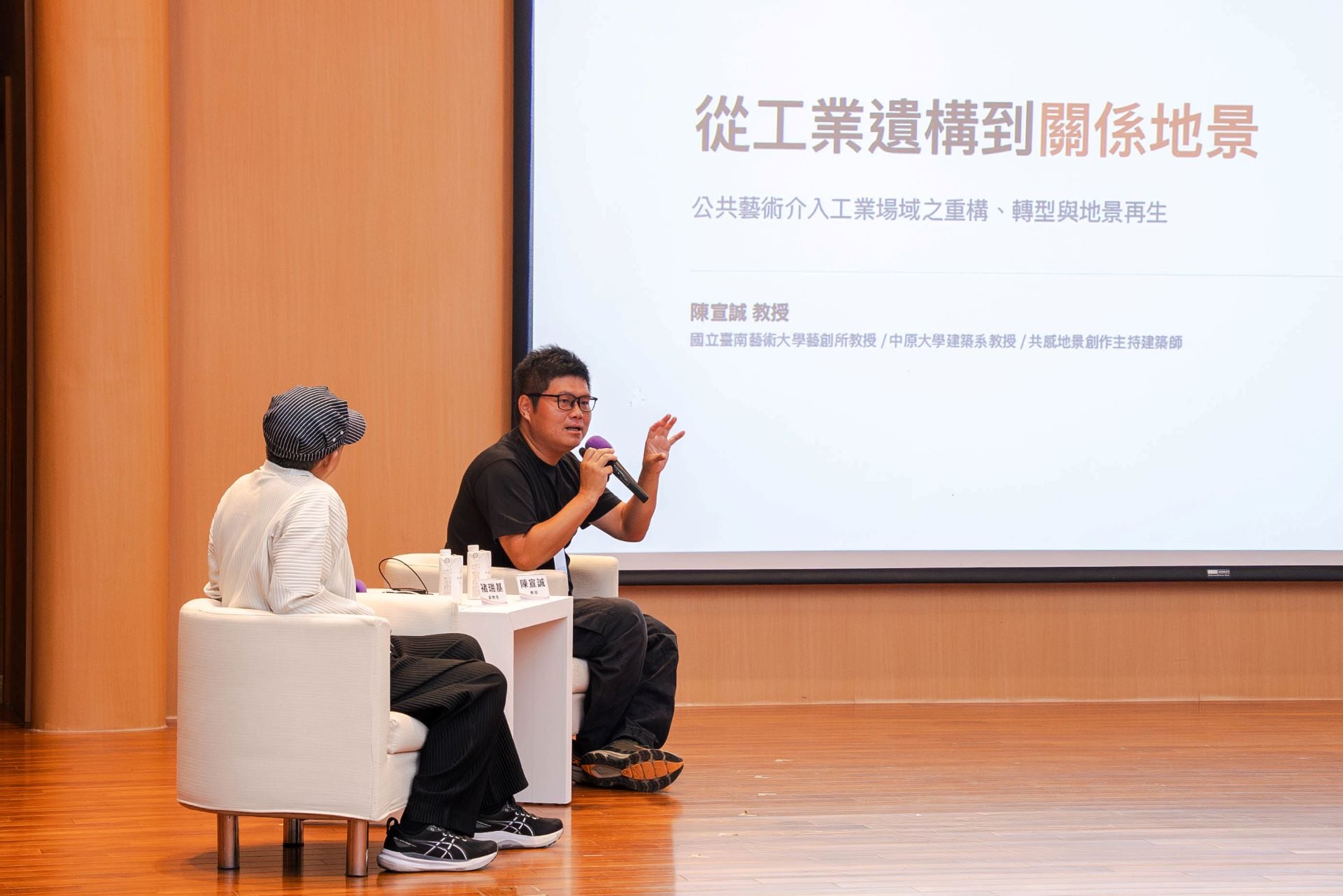 臺南藝術大學藝術創作理論研究所教授陳宣誠認為,公共藝術的任務應是揭露場域的歷史代價、修補斷裂的生態與社會關係,並將藝術轉化為地景再生的基礎設施。(©杜象藝術有限公司)
