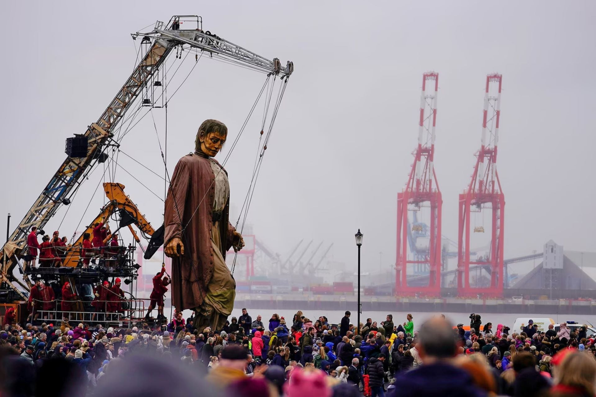 Royal de Luxe 的巨型偶「遇難巨人」（The Shipwrecked Giant）走上英國利物浦街頭，巨大的尺度讓偶戲突破劇場空間，2018年。（Christopher Furlong / Getty）
